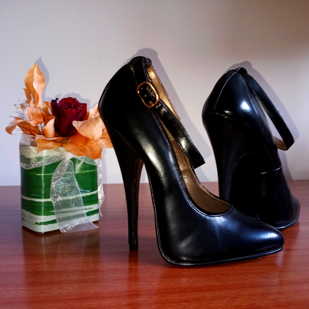 Very high stilettos shoes
